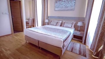 Safe på rommet, skrivebord og skrivebord for bærbar PC