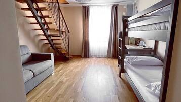 Camera familiare, vista mare | Area soggiorno | TV a schermo piatto