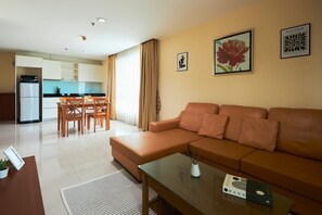 Suite Deluxe, 1 habitación | Zona de estar | Una televisión LCD