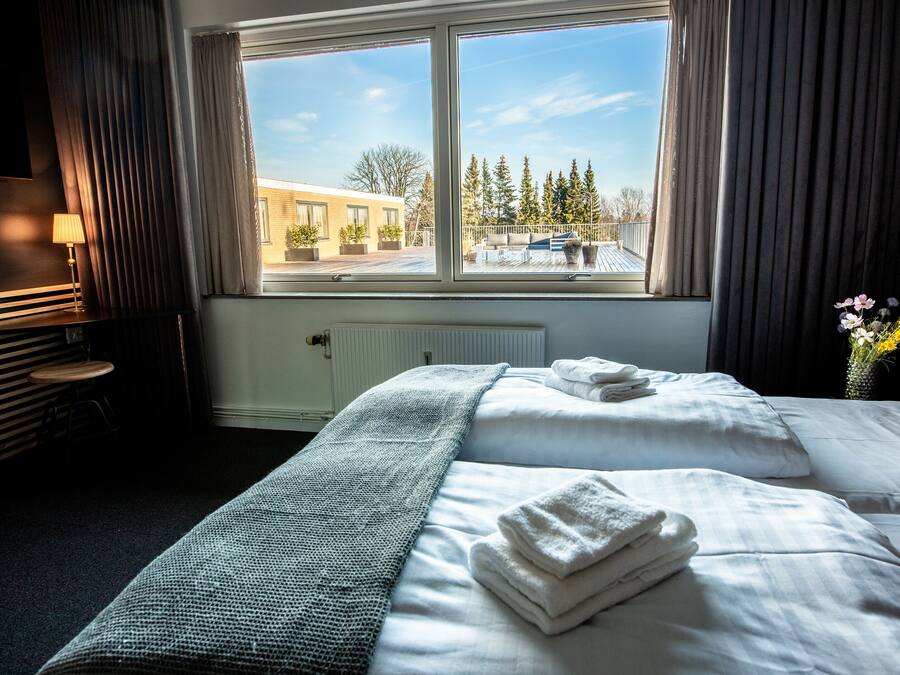 Dobbelt- eller tomannsrom – standard | Sengetøy av topp kvalitet, skrivebord og skrivebord for bærbar PC