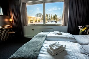 标准双人房或双床房 | 高档床上用品、办公桌、笔记本电脑工作区、免费 WiFi