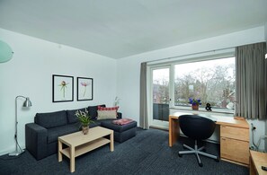 Căn hộ phong cách cổ điển, nhiều giường | Khu phòng khách | TV 40-inch có truyền hình vệ tinh 