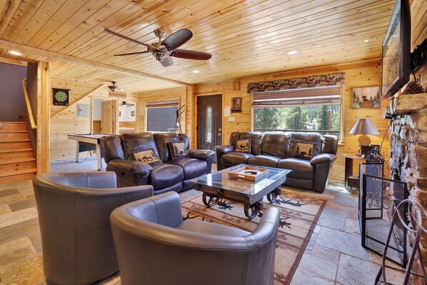 Hus, flere senger, terrasse (1602) | Oppholdsområde | Peis