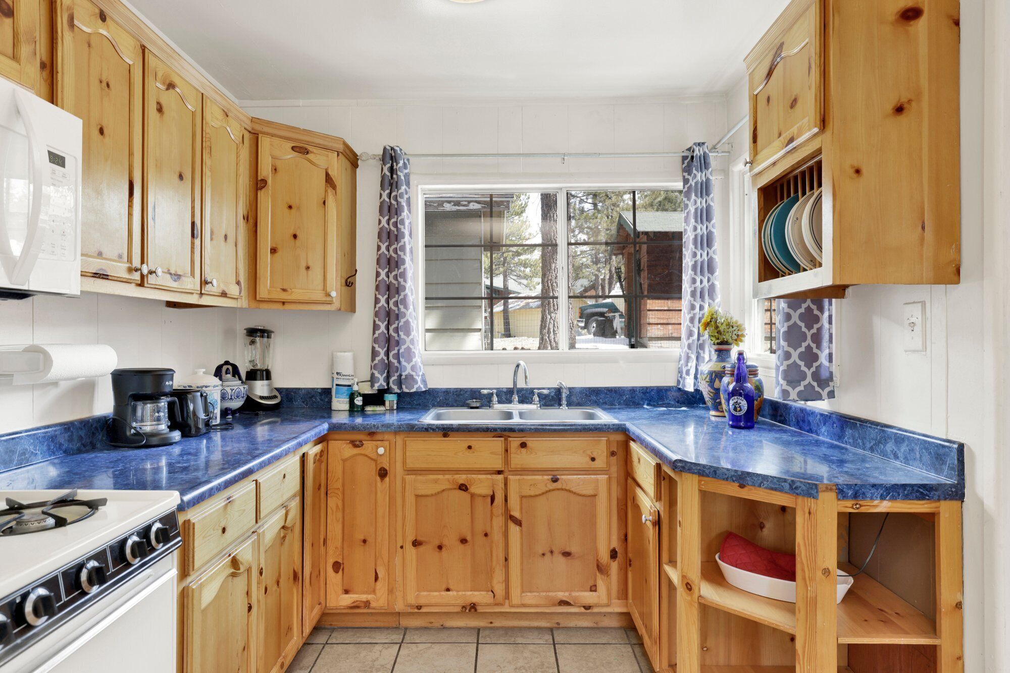 House, Multiple Beds, Hot Tub (1608) | Private kitchen | Coffee/tea maker