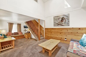 House, Multiple Beds, Hot Tub (1608) | Living area