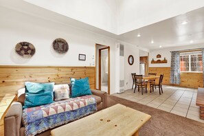 Hus, flere senger, spabadekar (1608) | Oppholdsområde | Peis