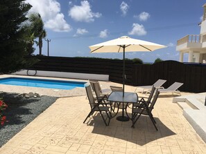 Villa | Piscina | Una piscina al aire libre