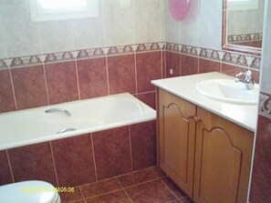 Villa | Baño | Ducha y bañera combinadas, bañera profunda, secador de pelo y toallas