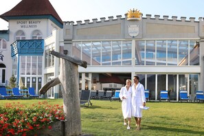 Salas de tratamiento para parejas, sauna y tina de hidromasaje