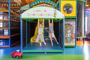 Ein Spielbereich für Kinder mit Rutsche und Klettergerüst.