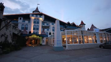 Facciata della struttura - sera/notte