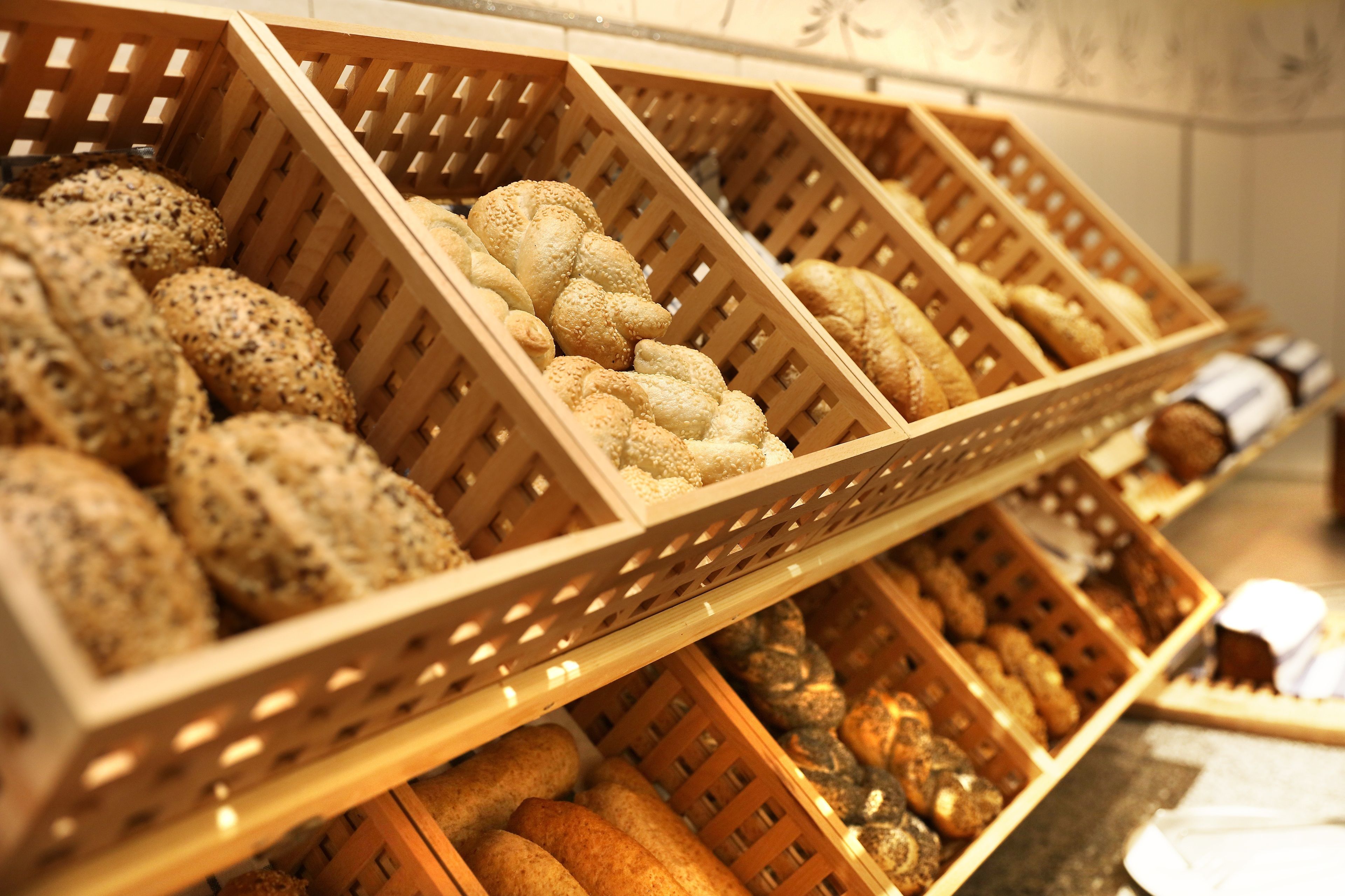 Holzkisten mit verschiedenen Brotsorten.