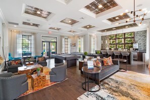 Full-sized fridge, microwave, oven, stovetop