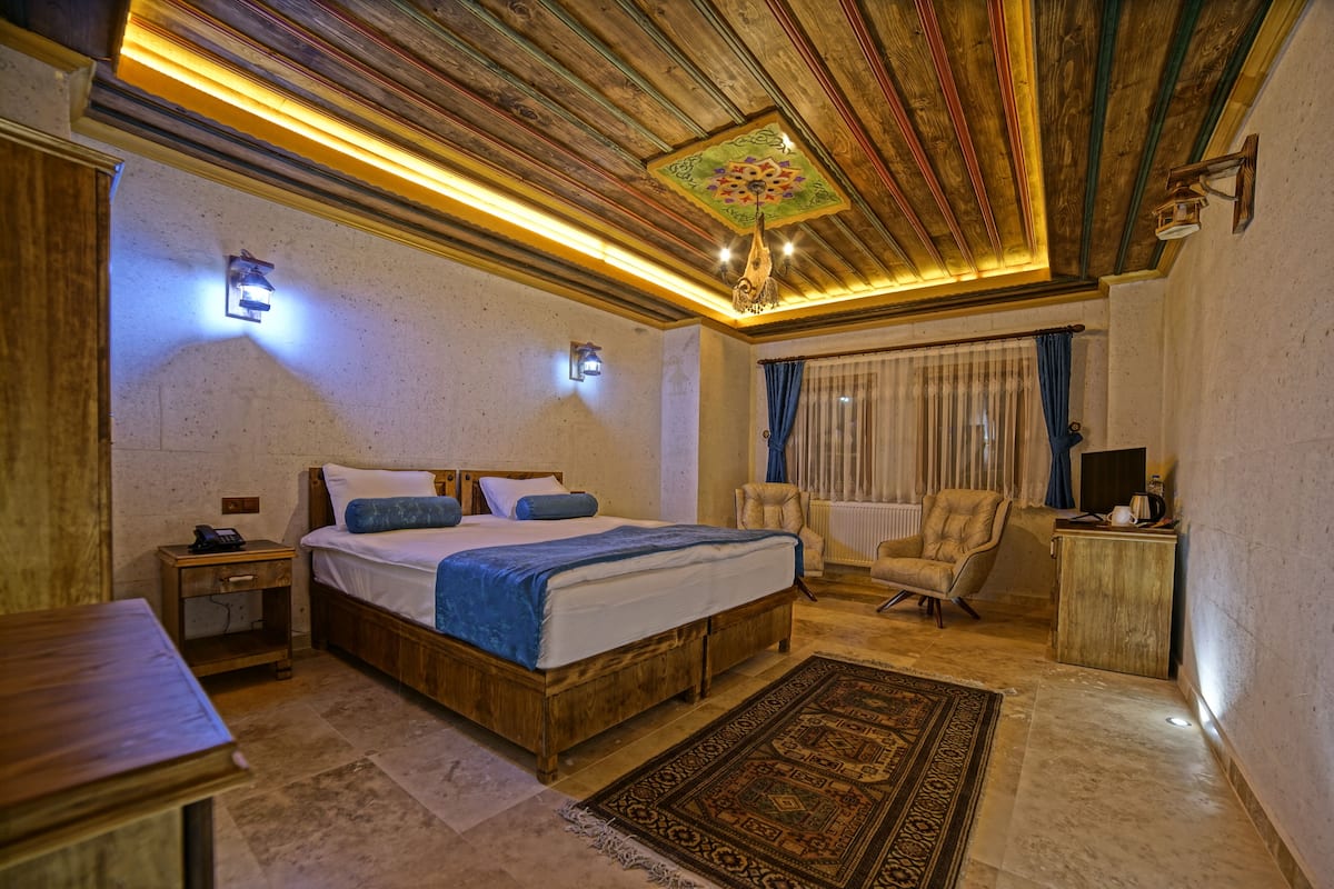 Deluxe Room | Living area | 32-inch LED TV with satellite channels, TV