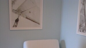 A room with a white sofa, a wooden chair, and a small wooden table. - La Calata (Portovenere)