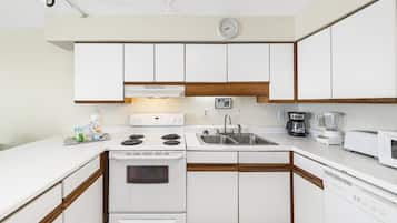 Refrigerador con freezer, microondas, horno, placa de cocina