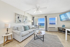 Exclusive Condo, 1 Bedroom, Balcony, Ocean View | Ruang tamu | 65 inci televisyen skrin rata dengan kabel, TV