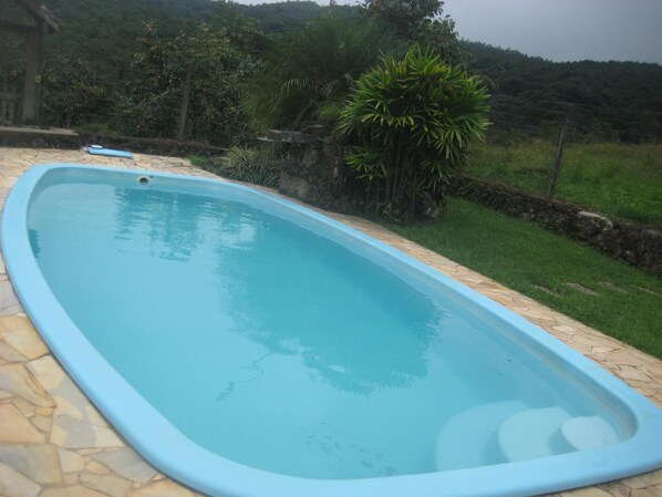 Utomhuspool och solstolar