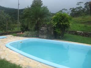 Piscine extérieure, chaises longues