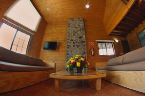 32-inch LCD TV with cable channels, TV, fireplace - Cabañas Molino del Rey (Tapalpa)