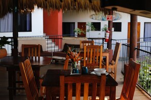 Großer Kühlschrank, Herdplatte, Mixer, Kochgeschirr/Geschirr/Besteck