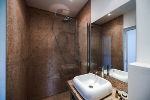 SĂšche-cheveux, serviettes fournies, savon, shampoing