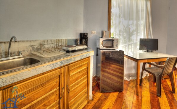 Fridge, microwave, oven, coffee/tea maker