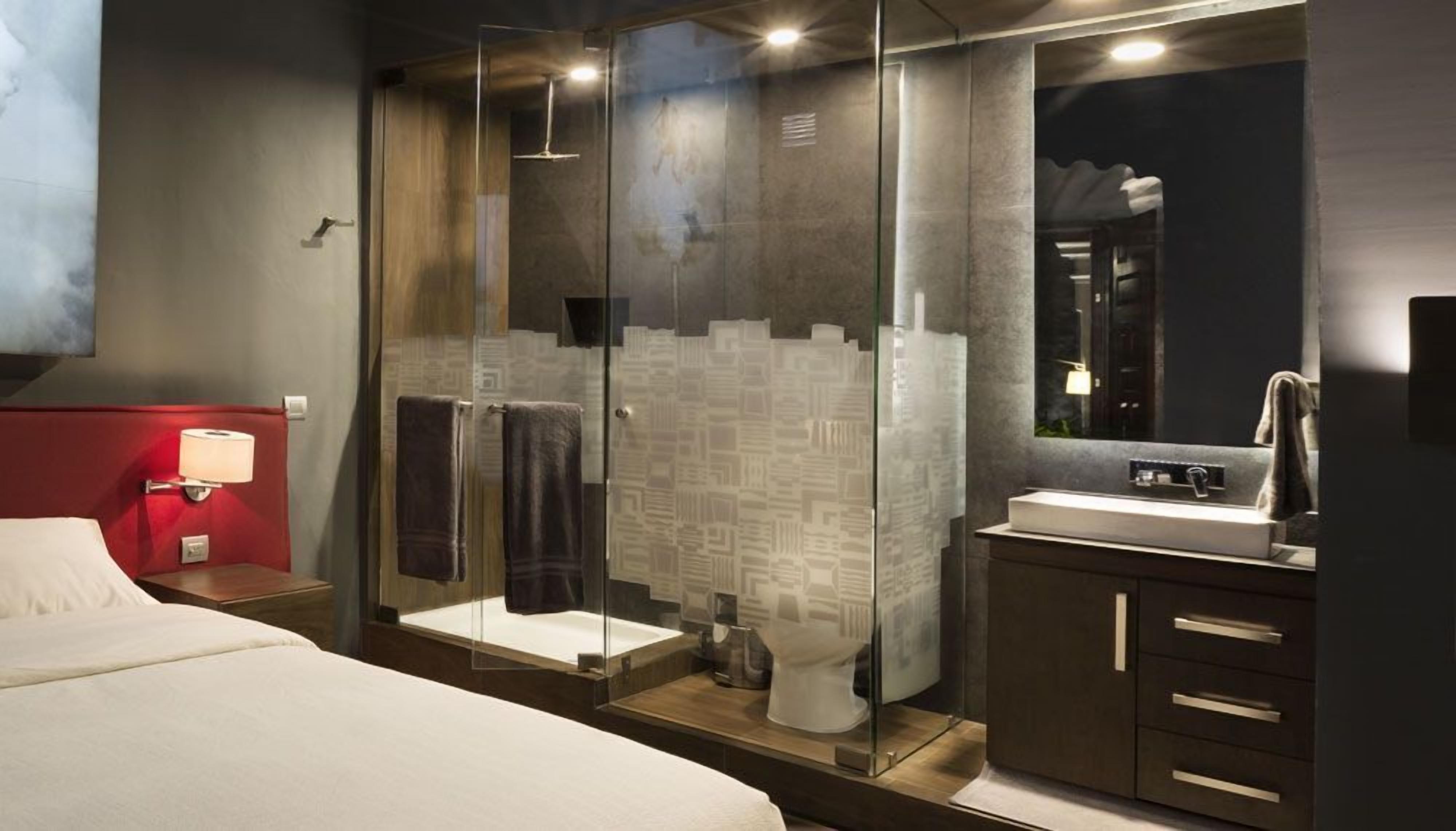 Suite de diseñador (2) | Baño | Regadera, regadera tipo lluvia, toallas, jabón 