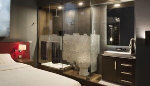 Suite – design (2) | Bad | Dusj, regndusjhode, håndklær og såpe