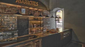 Ein Restaurantinneres mit rustikalem Holzinterieur, einer Tafel mit Speisekarte und hängenden Pendelleuchten.