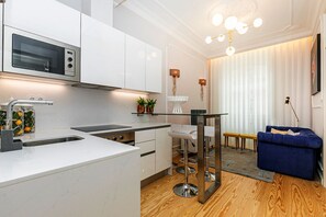 Mikrowelle, Geschirrspüler, Wasserkocher mit Kaffee-/Teezubehör