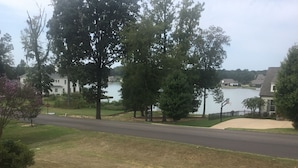 A residential area with a road, trees, and a lake. - Beautiful Home close to campus (Oxford)