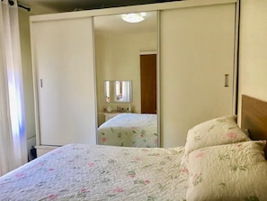 1 habitación, tabla de planchar con plancha, wifi y ropa de cama
