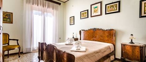 5 bedrooms, iron/ironing board, free WiFi, bed sheets