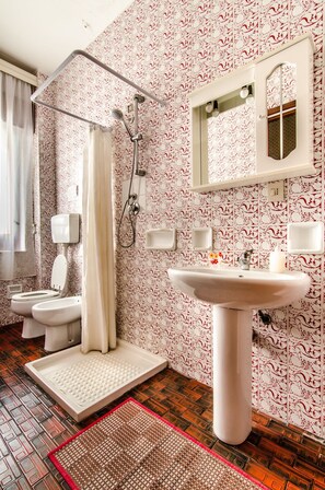 Douche, sèche-cheveux, bidet, serviettes fournies