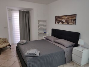 1 Schlafzimmer, Zimmersafe, Schreibtisch, Bügeleisen/Bügelbrett