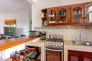 冷蔵庫、電子レンジ、オーブン、コンロ