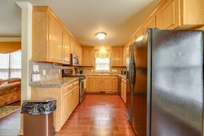 Jääkaappi, mikroaaltouuni, uuni, liesi