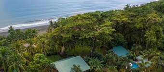 Beachfront Villa Starfish with AC & Pool