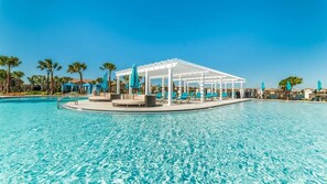 Una piscina al aire libre, una piscina climatizada