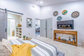 5 habitaciones, escritorio y tabla de planchar con plancha 