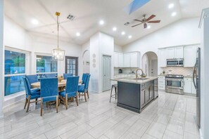 ثلاجة، ميكروويف، فرن، موقد طهي مسطح