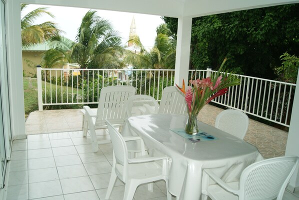 تناول الطعام بالخارج