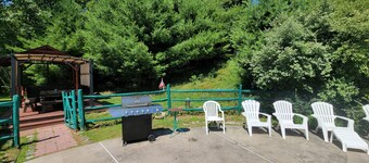 Secluded, Private Pool.  Steam/Sauna. Hot Tub. WiFi. Pool Table  