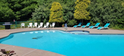 Secluded, Private Pool.  Steam/Sauna. Hot Tub. WiFi. Pool Table  