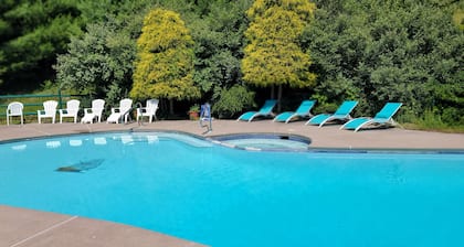 Secluded, Private Pool. Steam/Sauna. Hot Tub. WiFi. Pool Table