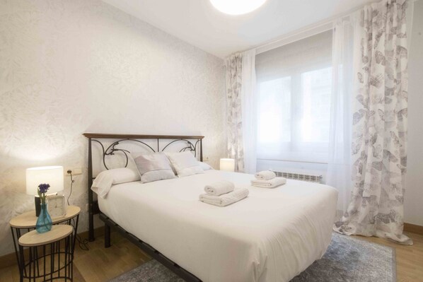 2 bedrooms, iron/ironing board, free WiFi, bed sheets