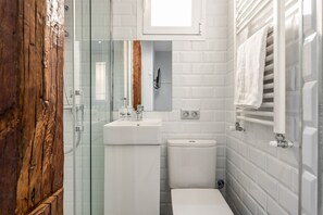 Een douche, een haardroger, handdoeken