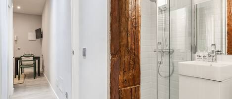 Douche, sèche-cheveux, serviettes fournies