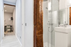 Een douche, een haardroger, handdoeken